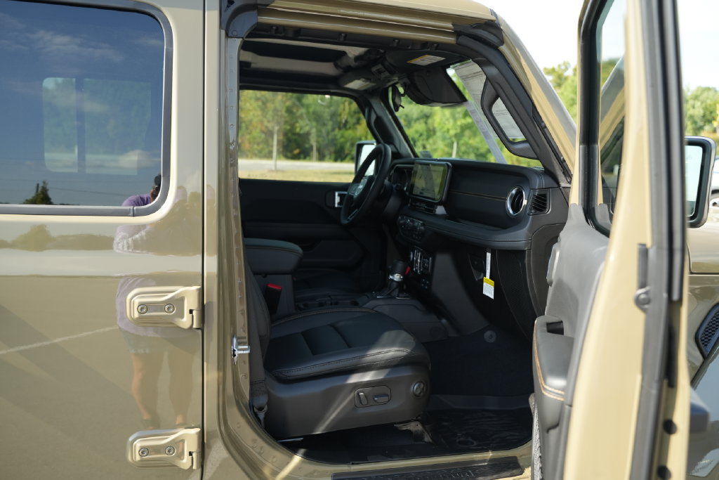 New 2026 Jeep Gladiator Sport AWD/4WD image 16