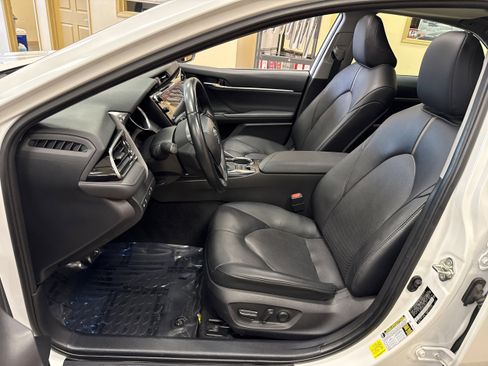 Used 2020 Toyota Camry XLE image 6