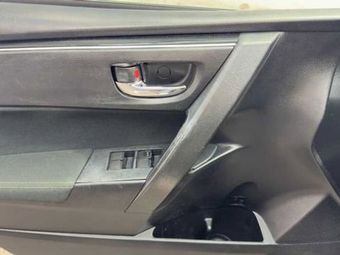 Used 2018 Toyota Corolla LE image 19