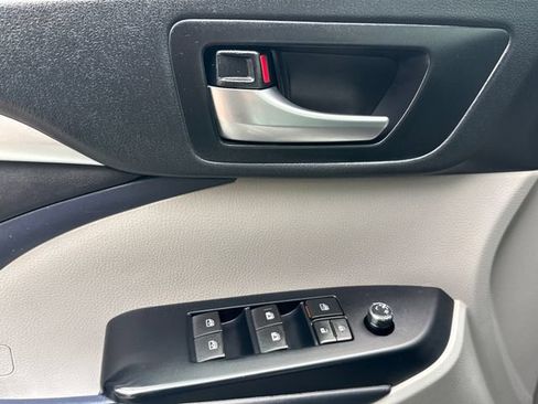 Used 2019 Toyota Highlander XLE AWD/4WD image 22