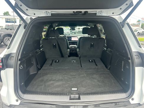 Used 2025 Chevrolet Traverse LT image 7