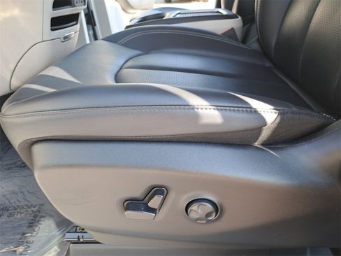Used 2024 Chrysler Pacifica Touring-L image 28