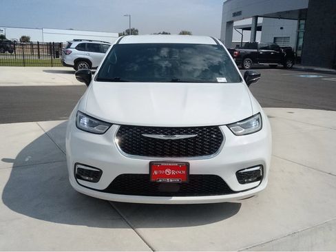 Used 2025 Chrysler Pacifica Select FWD image 8