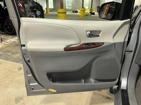 Used 2011 Toyota Sienna XLE image 31