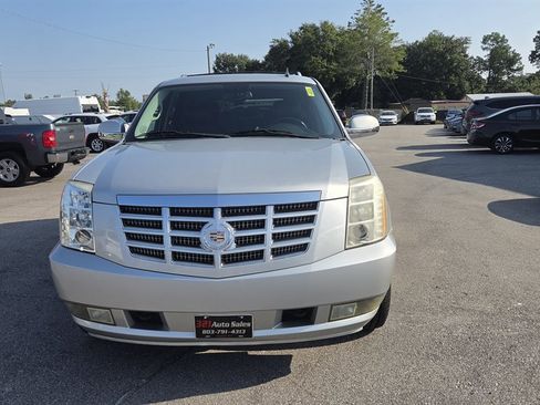 Used 2011 Cadillac Escalade 2WD image 3