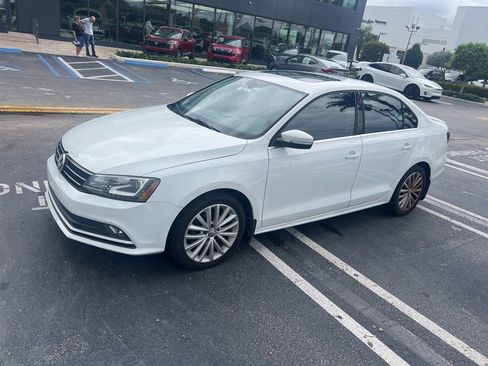 Used 2016 Volkswagen Jetta SEL w/ Lighting Package FWD image 2