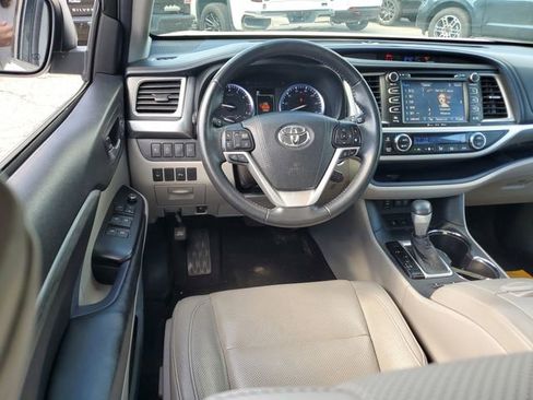 Used 2017 Toyota Highlander Limited AWD/4WD image 11