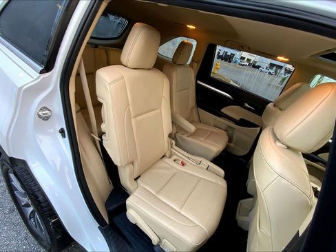 Used 2019 Toyota Highlander XLE FWD image 17