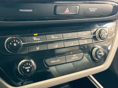 Used 2021 Kia Sedona EX image 16