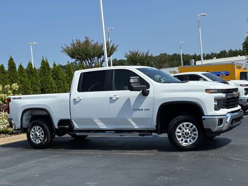 Used 2025 Chevrolet Silverado 2500 LT w/ Convenience Package AWD/4WD image 3