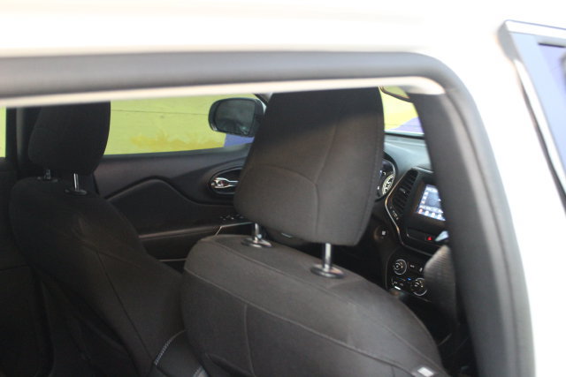 Used 2021 Jeep Cherokee Latitude AWD/4WD image 10