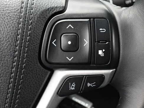 Used 2018 Toyota Highlander XLE image 12