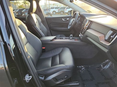 Used 2023 Volvo XC60 B5 Plus image 15
