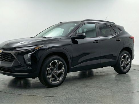 Used 2025 Chevrolet Trax LT w/ LT Convenience Package image 3