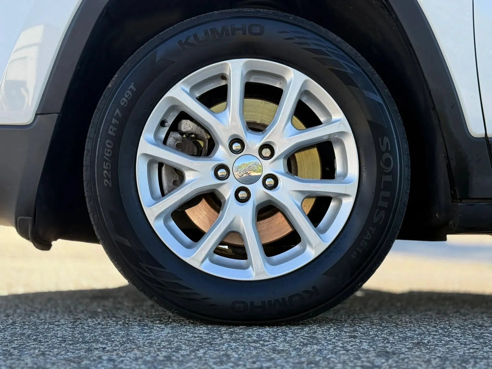 Used 2018 Jeep Cherokee Latitude Plus FWD image 29
