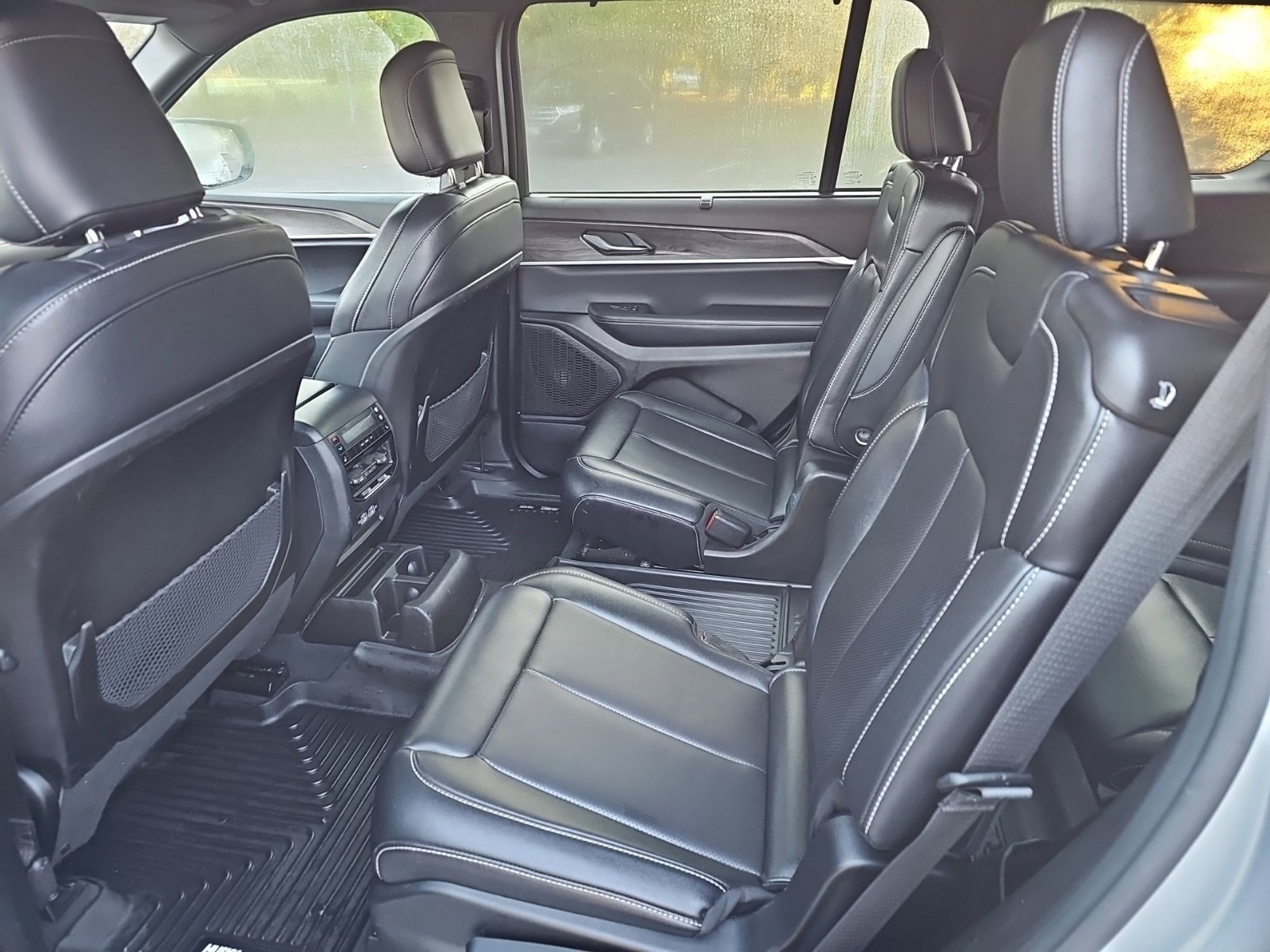 Used 2024 Jeep Grand Cherokee L Limited w/ Luxury Tech Group II AWD/4WD image 17