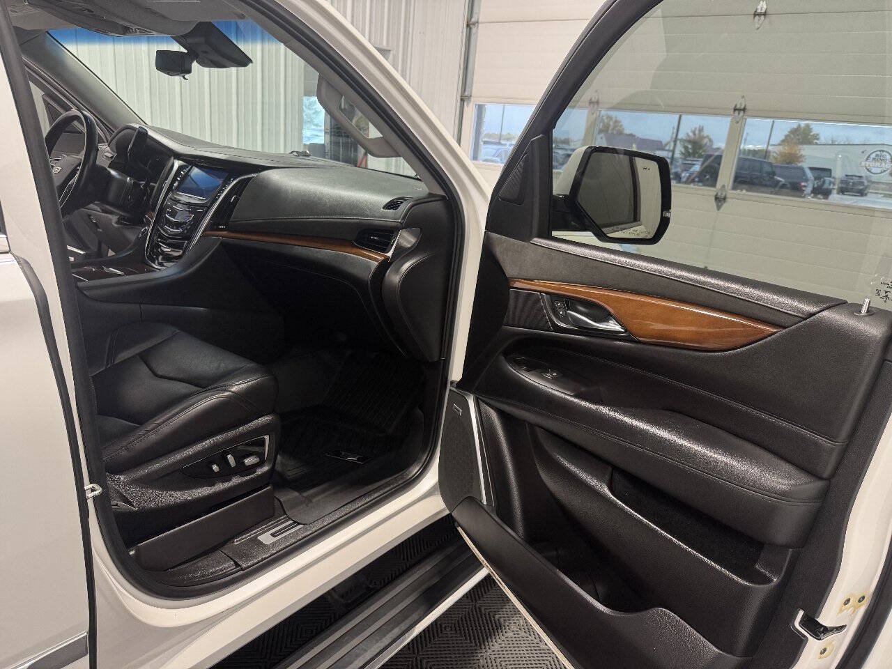Used 2019 Cadillac Escalade Premium Luxury AWD/4WD image 24