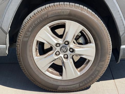 Used 2019 Toyota RAV4 XLE w/ Convenience Package FWD image 7