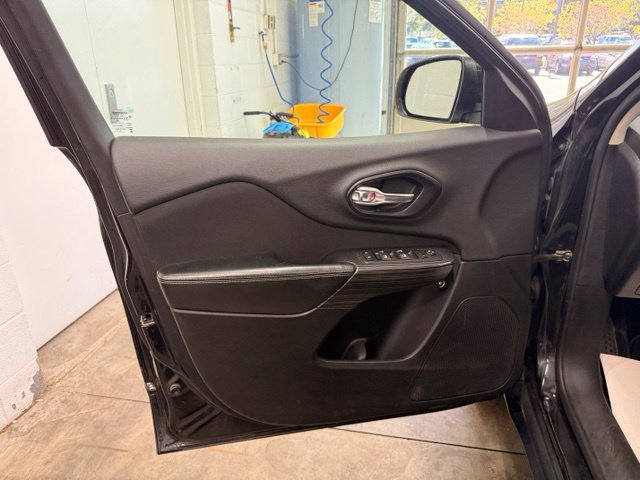 Used 2014 Jeep Cherokee Latitude FWD image 8