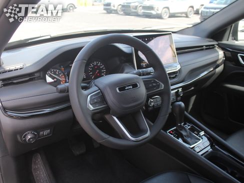 Used 2025 Jeep Compass Latitude w/ Convenience Group AWD/4WD image 12