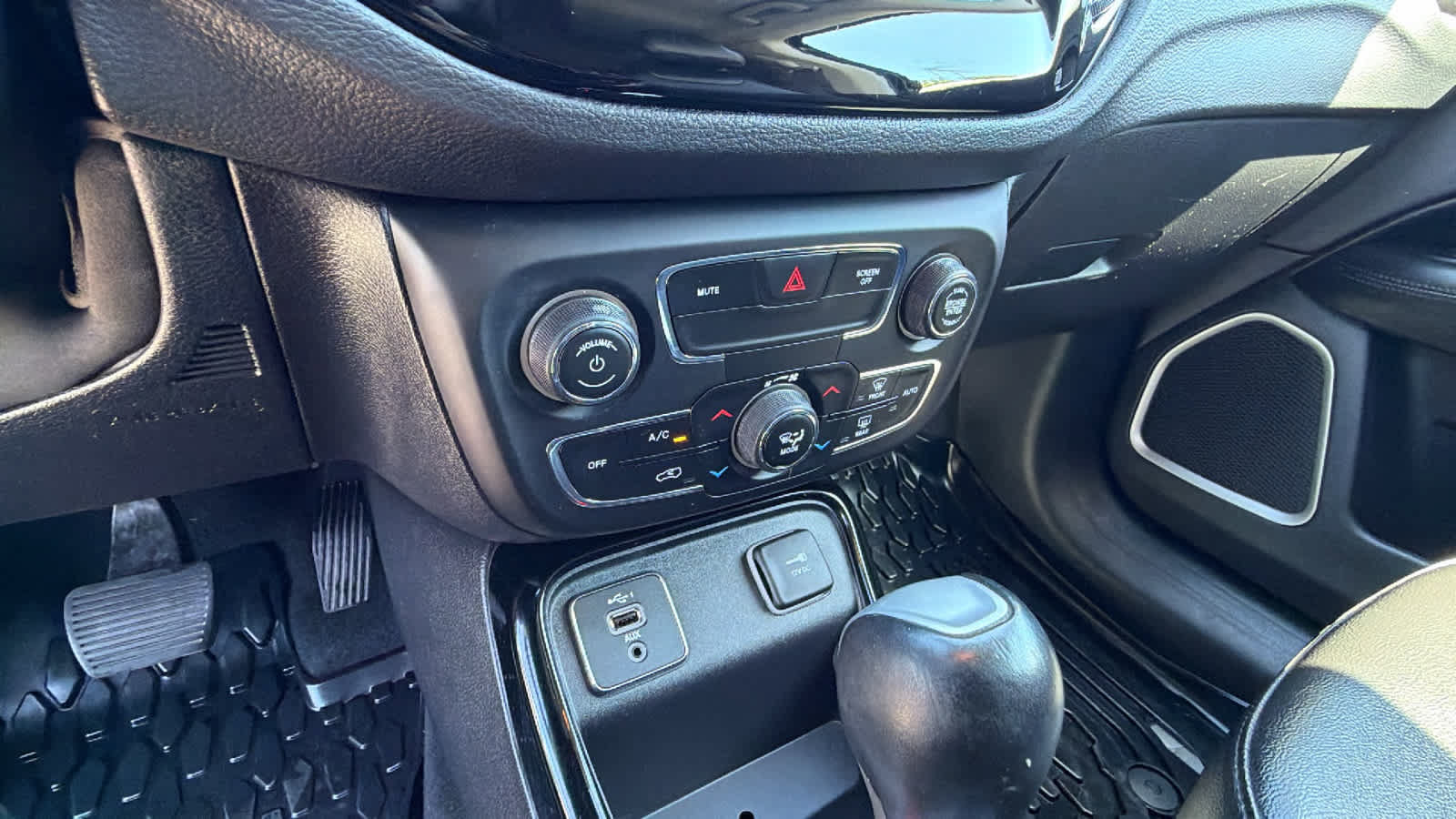 Used 2020 Jeep Compass Latitude FWD image 14