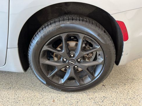 Used 2023 Chrysler Pacifica Limited w/ Uconnect Theater Family Group image 9