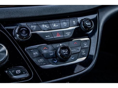 Used 2020 Chrysler Pacifica Touring-L w/ Advanced Safetytec Group image 34