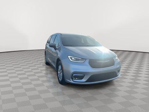 Used 2023 Chrysler Pacifica Touring-L image 3