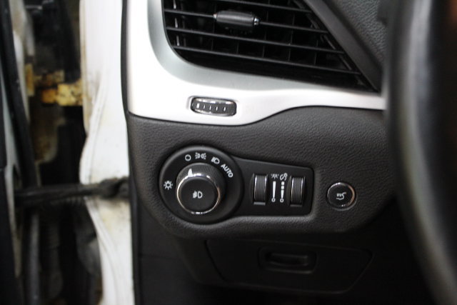 Used 2017 Jeep Cherokee Trailhawk AWD/4WD image 15