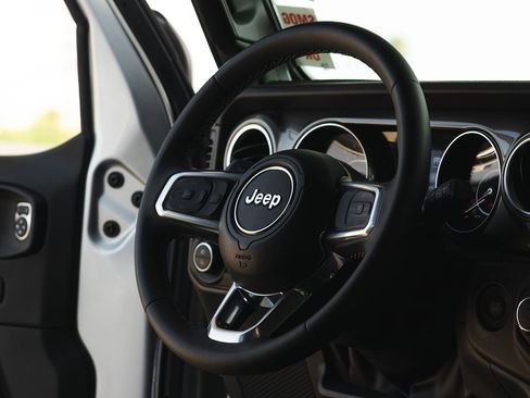 Used 2023 Jeep Gladiator Overland image 19