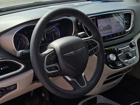 Used 2023 Chrysler Pacifica Touring-L FWD image 23