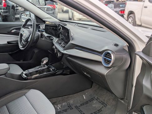 Used 2025 Chevrolet Trax LT w/ LT Convenience Package image 22