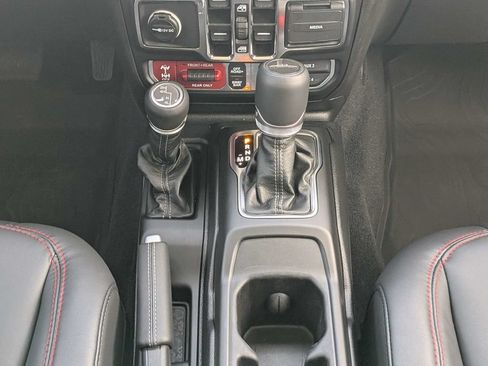 Used 2025 Jeep Gladiator Rubicon w/ Convenience Group AWD/4WD image 18