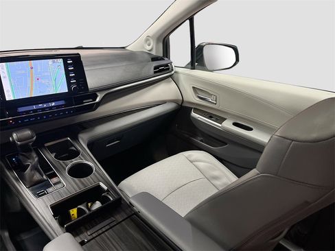 Used 2022 Toyota Sienna Limited image 25