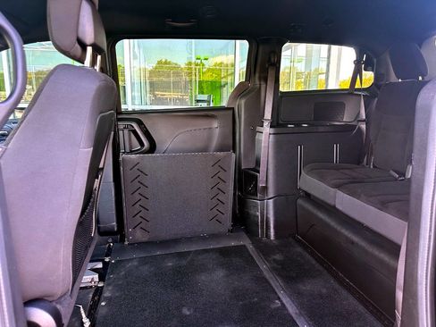 Used 2019 Dodge Grand Caravan SE image 12