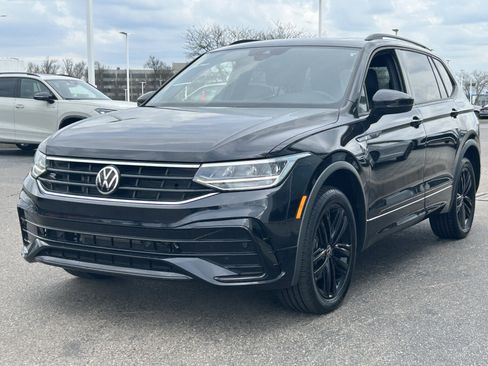 Certified 2022 Volkswagen Tiguan SE R-Line image 3