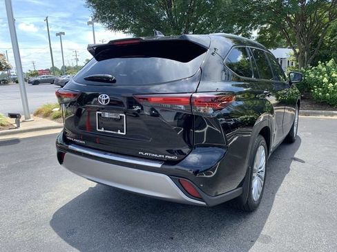 Certified 2025 Toyota Highlander Platinum AWD/4WD image 8