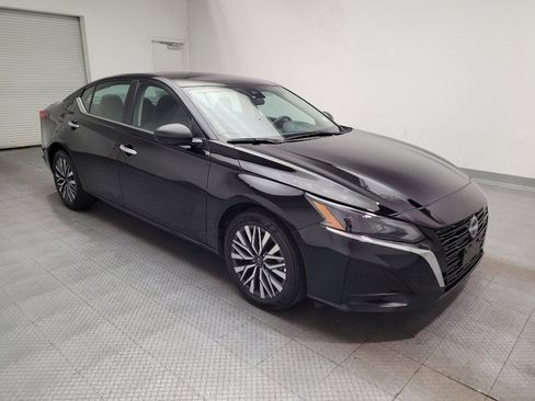 Used 2025 Nissan Altima 2.5 SV FWD image 13
