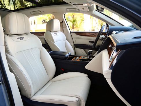 Used 2019 Bentley Bentayga AWD/4WD image 22