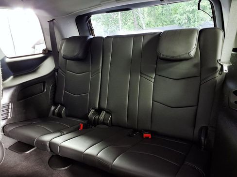 Used 2020 Cadillac Escalade Premium Luxury RWD image 9