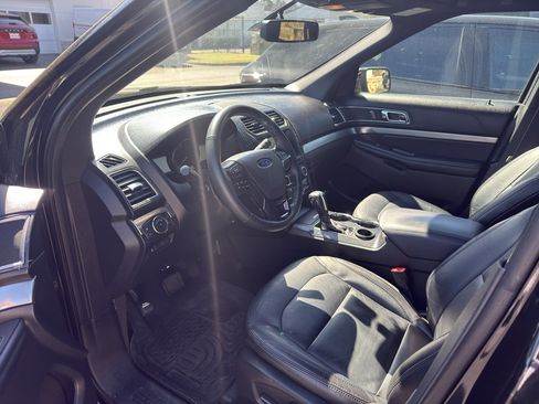 Used 2018 Ford Explorer XLT w/ Equipment Group 202A image 2