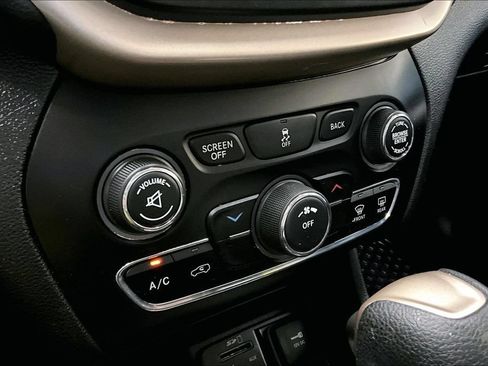 Used 2018 Jeep Cherokee Latitude w/ Altitude Package AWD/4WD image 14