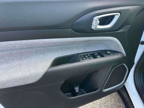 Used 2024 Jeep Compass Latitude image 13