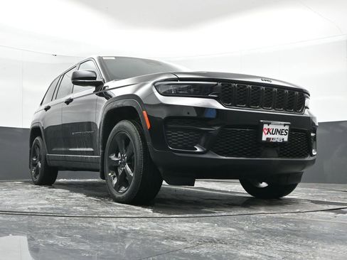 New 2025 Jeep Grand Cherokee Altitude image 39