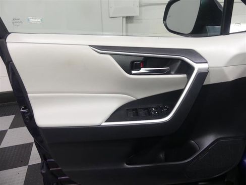 Used 2020 Toyota RAV4 XLE w/ Convenience Package AWD/4WD image 18