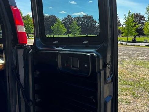 Used 2015 Chevrolet Express 2500 RWD image 25