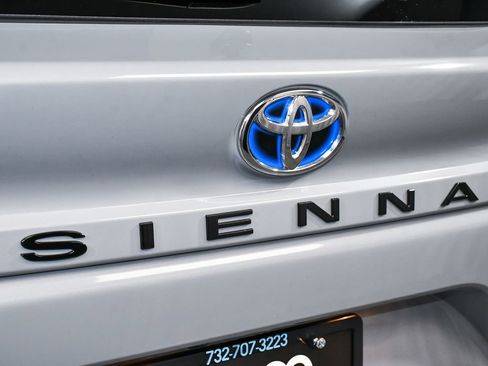 Used 2024 Toyota Sienna XSE FWD image 82
