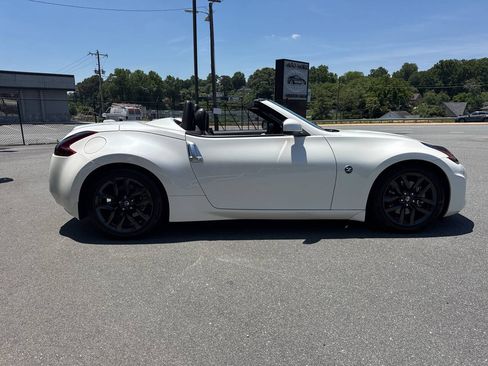 Used 2015 Nissan 370Z Touring RWD image 7