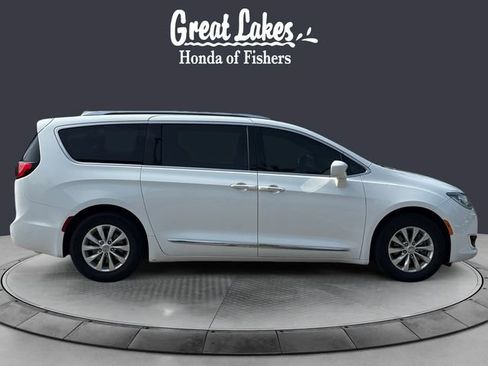 Used 2018 Chrysler Pacifica Touring-L FWD image 6