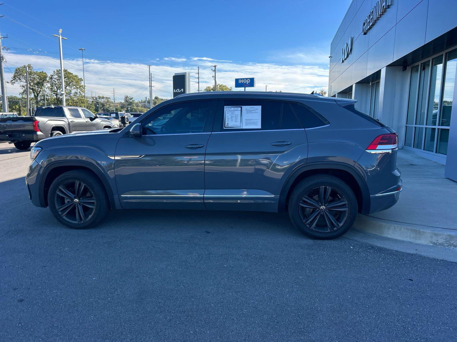 Used 2021 Volkswagen Atlas Cross Sport SE w/ Panoramic Sunroof Package FWD image 6